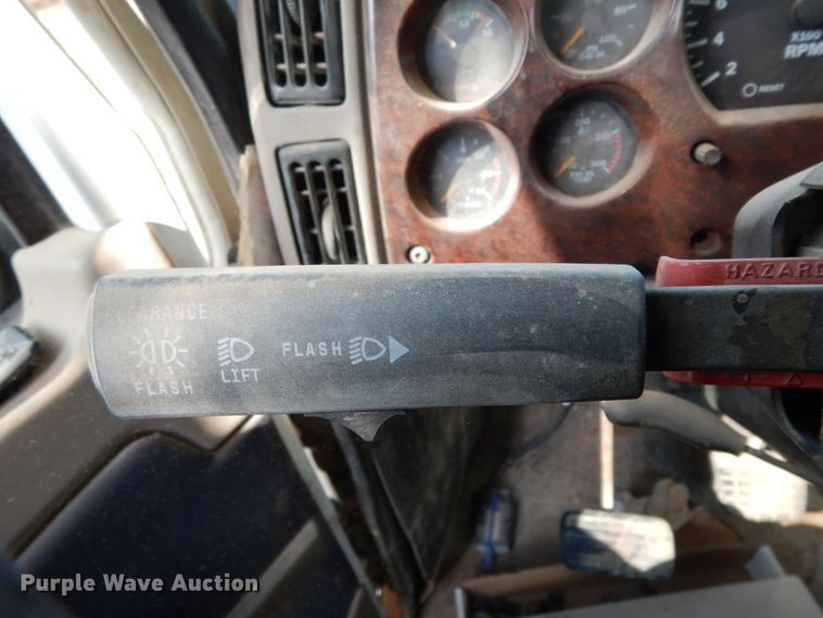 image for item DM6282 2007 Mack CHN613  semi truck