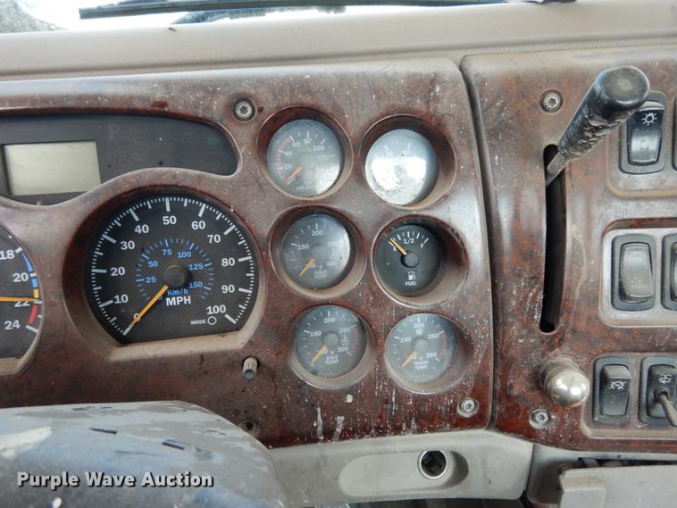 image for item DM6282 2007 Mack CHN613  semi truck