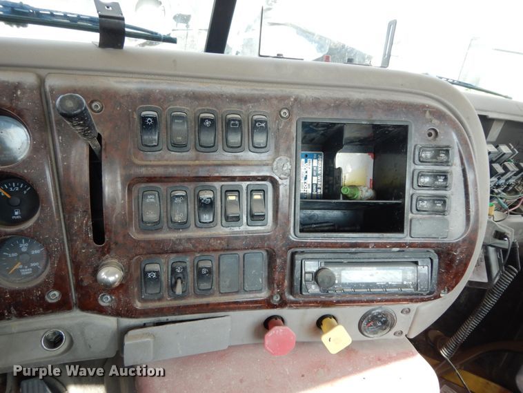 image for item DM6282 2007 Mack CHN613  semi truck