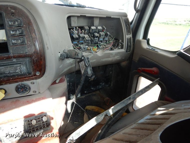 image for item DM6282 2007 Mack CHN613  semi truck