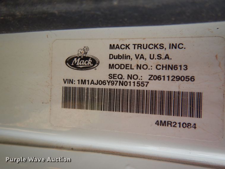 image for item DM6282 2007 Mack CHN613  semi truck