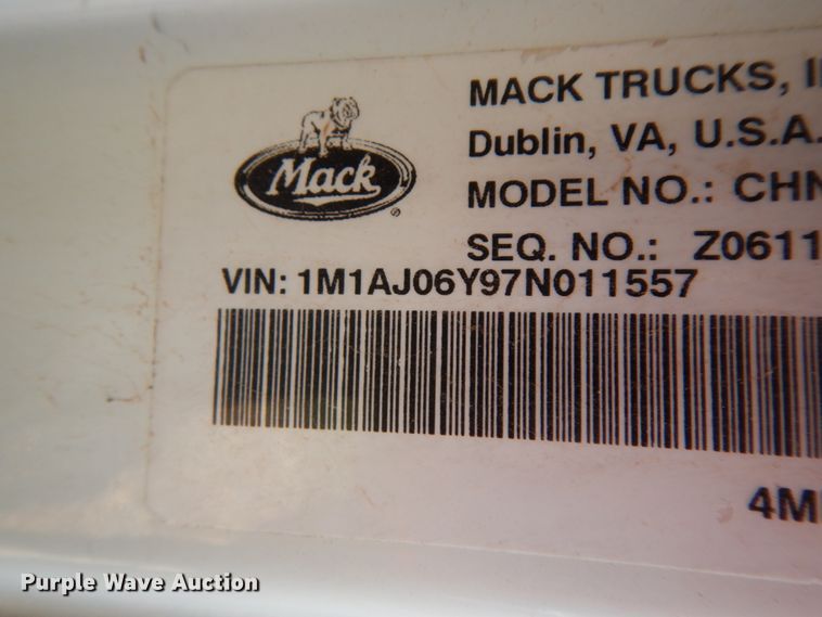 image for item DM6282 2007 Mack CHN613  semi truck
