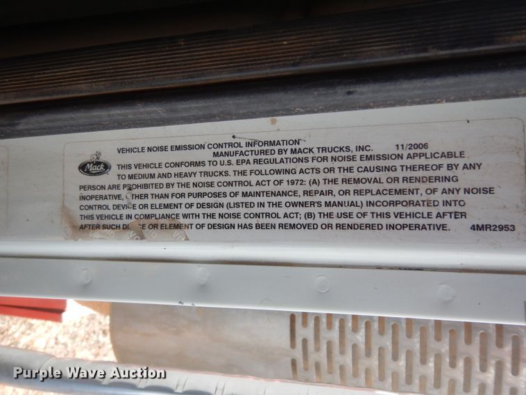 image for item DM6282 2007 Mack CHN613  semi truck