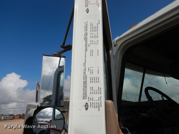 image for item DM6282 2007 Mack CHN613  semi truck