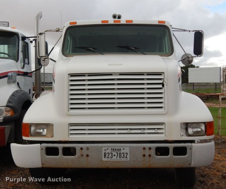 image for item DM6283 1996 International 8200  semi truck