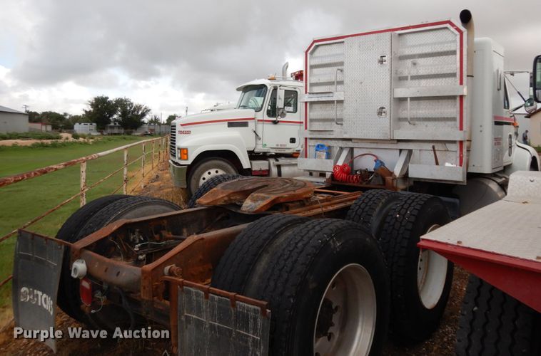 image for item DM6283 1996 International 8200  semi truck