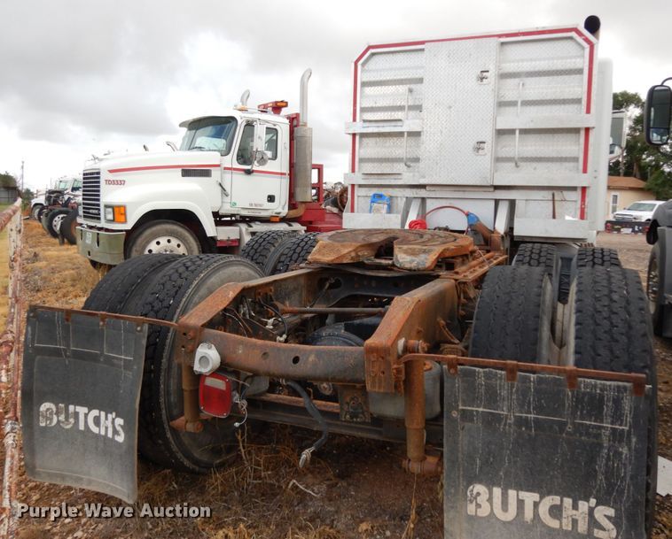 image for item DM6283 1996 International 8200  semi truck