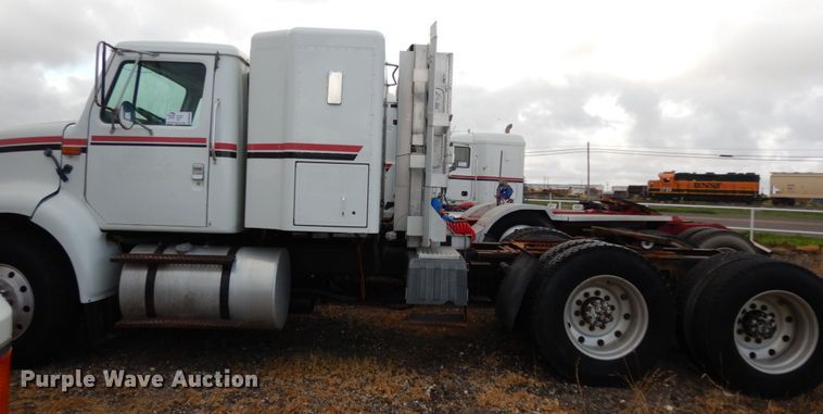 image for item DM6283 1996 International 8200  semi truck