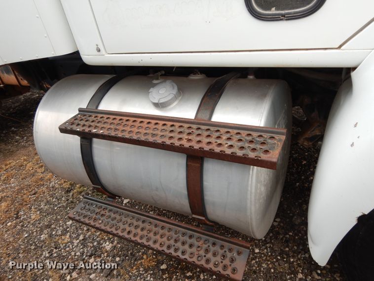 image for item DM6283 1996 International 8200  semi truck