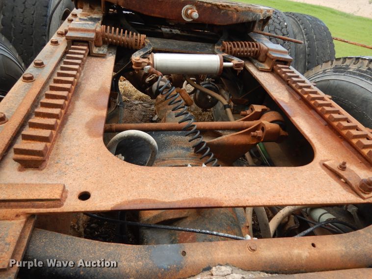 image for item DM6283 1996 International 8200  semi truck