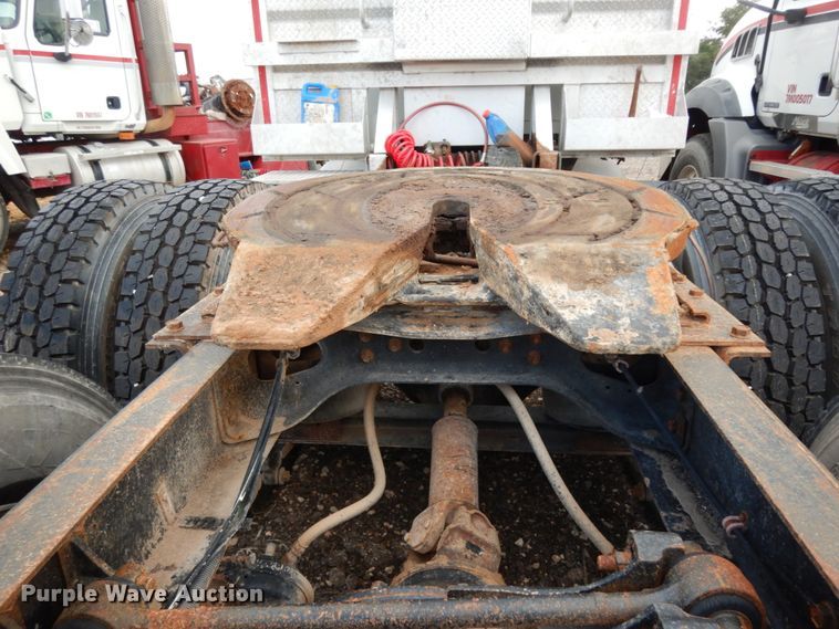 image for item DM6283 1996 International 8200  semi truck