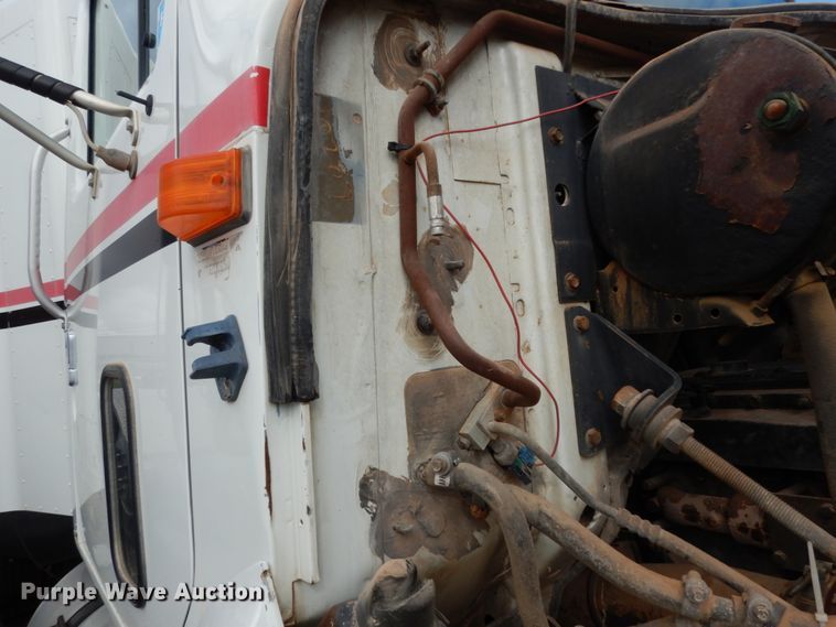 image for item DM6283 1996 International 8200  semi truck