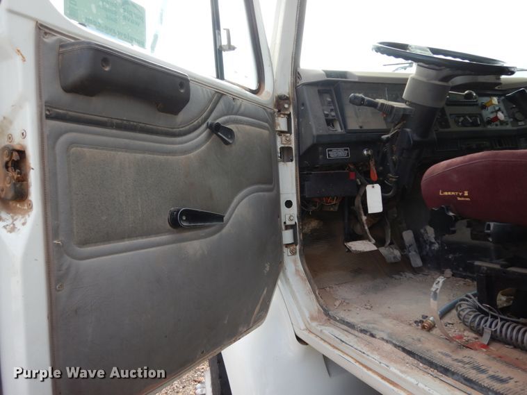 image for item DM6283 1996 International 8200  semi truck