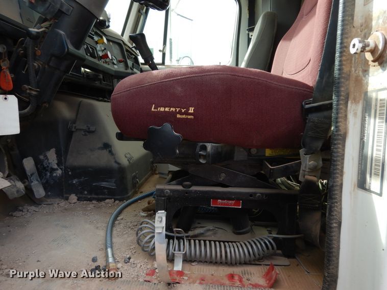 image for item DM6283 1996 International 8200  semi truck