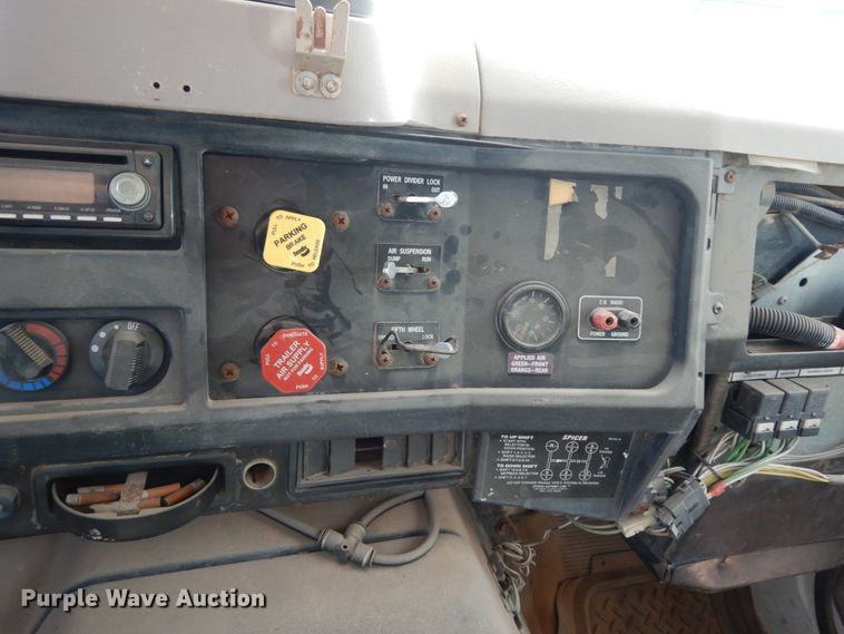 image for item DM6283 1996 International 8200  semi truck