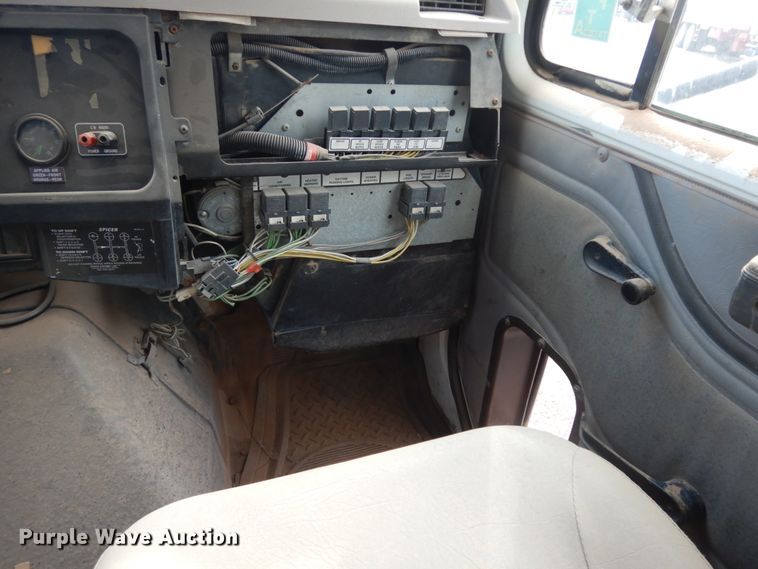 image for item DM6283 1996 International 8200  semi truck