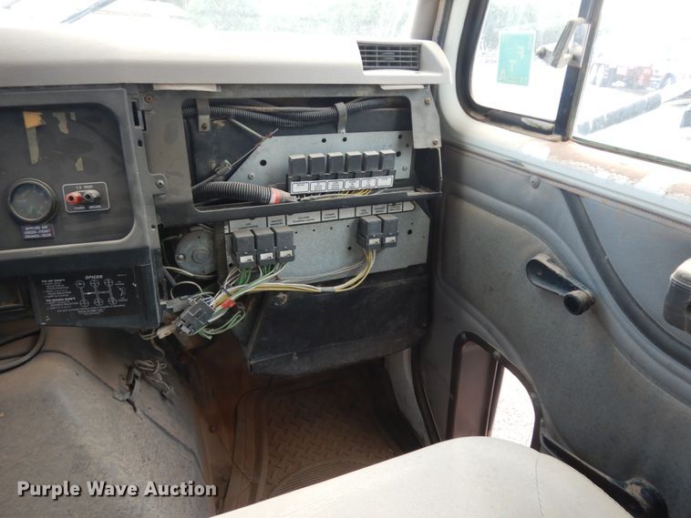 image for item DM6283 1996 International 8200  semi truck