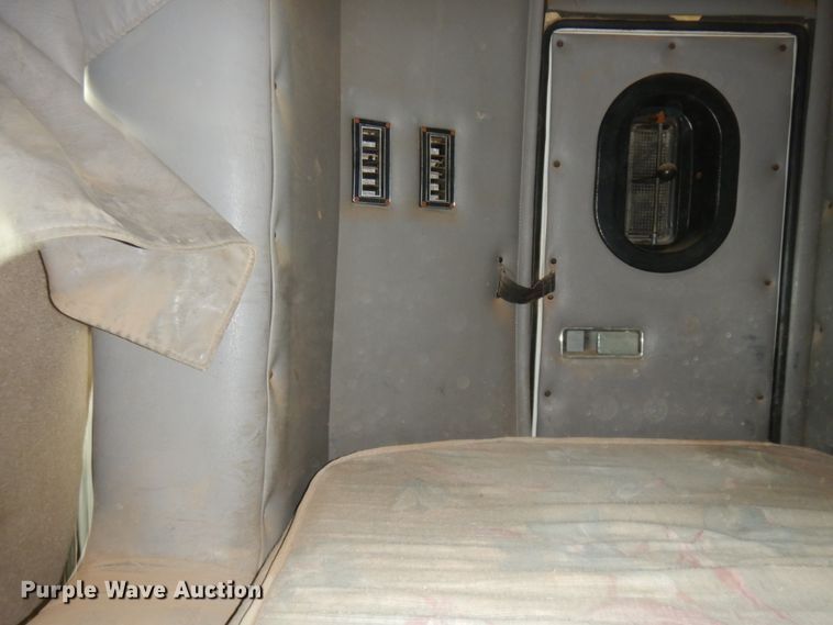 image for item DM6283 1996 International 8200  semi truck