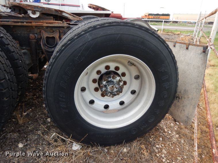 image for item DM6283 1996 International 8200  semi truck