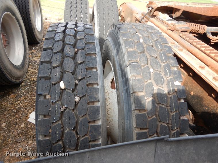 image for item DM6283 1996 International 8200  semi truck