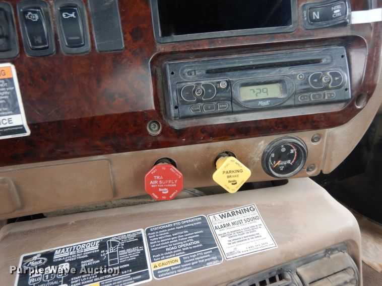 image for item DM6284 2007 Mack CT713  semi truck