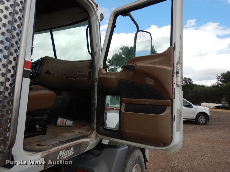 image for item DM6284 2007 Mack CT713  semi truck