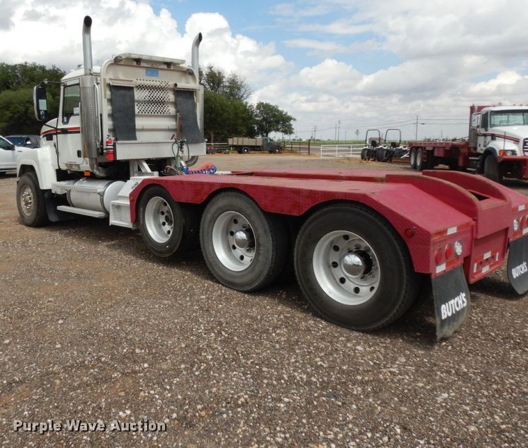 image for item DM6286 2007 Mack CHN613  semi truck