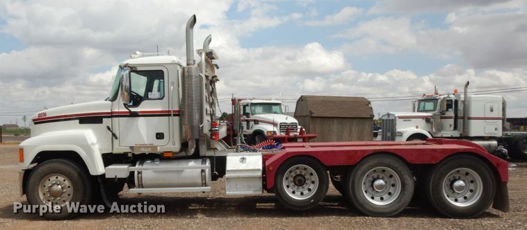 image for item DM6286 2007 Mack CHN613  semi truck