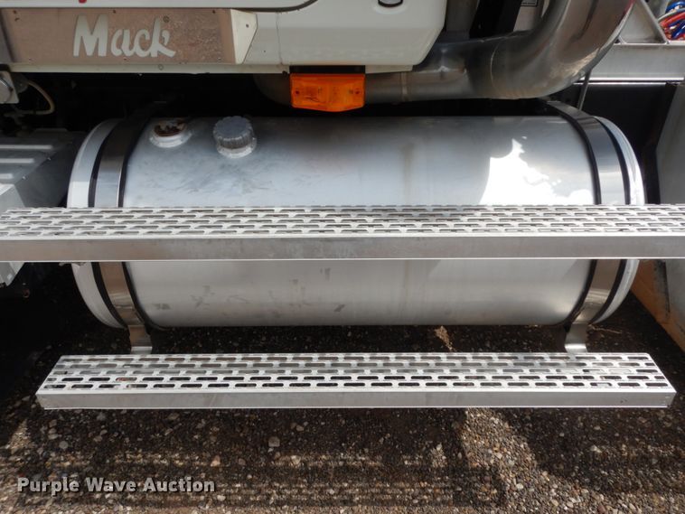 image for item DM6286 2007 Mack CHN613  semi truck