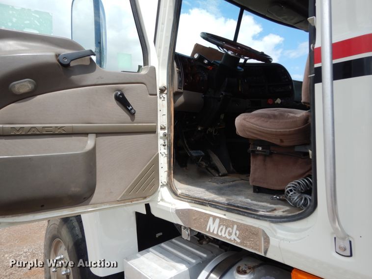 image for item DM6286 2007 Mack CHN613  semi truck