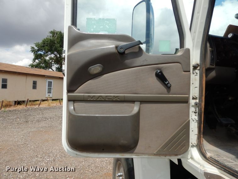 image for item DM6286 2007 Mack CHN613  semi truck