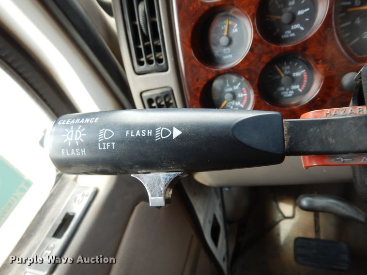 image for item DM6286 2007 Mack CHN613  semi truck