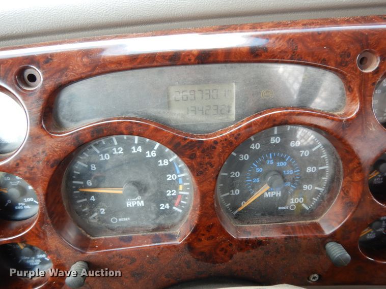 image for item DM6286 2007 Mack CHN613  semi truck