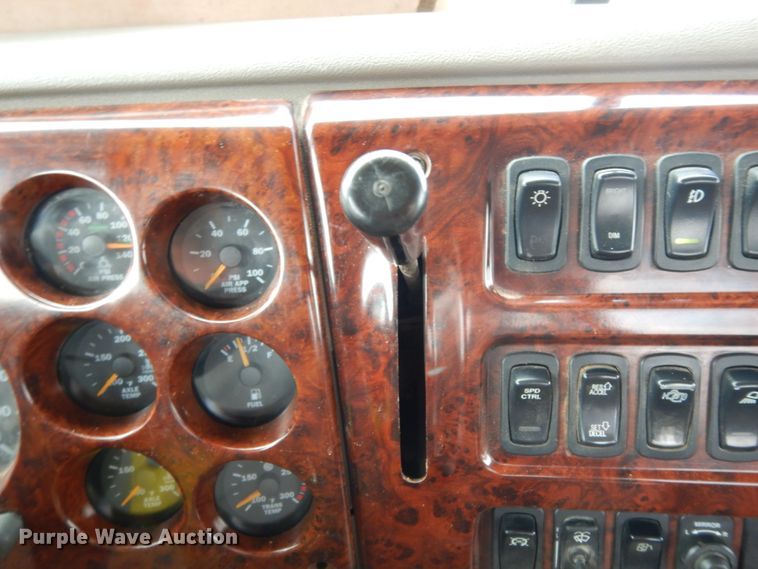 image for item DM6286 2007 Mack CHN613  semi truck