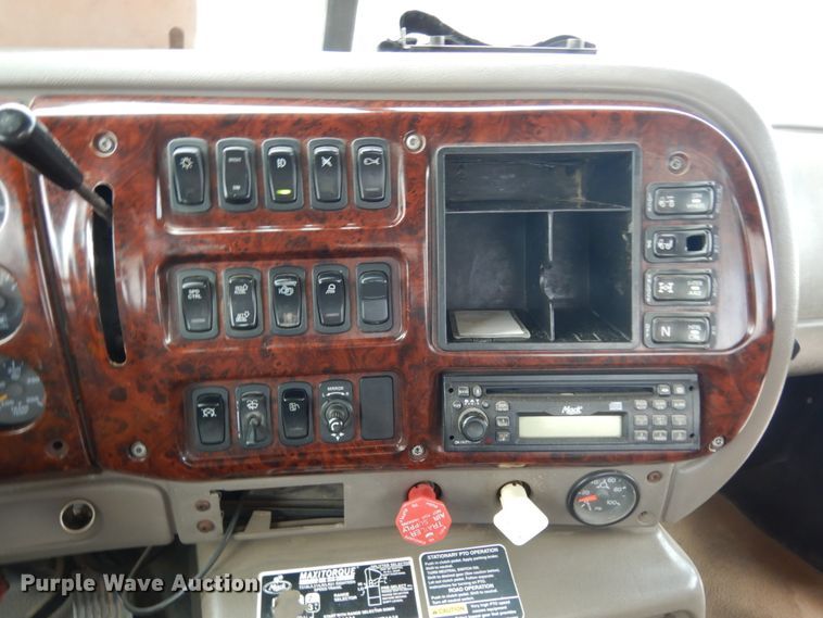 image for item DM6286 2007 Mack CHN613  semi truck