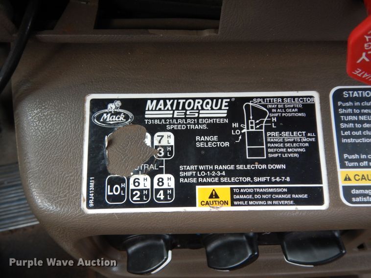 image for item DM6286 2007 Mack CHN613  semi truck