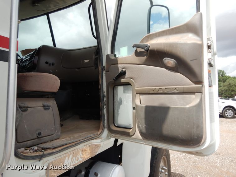 image for item DM6286 2007 Mack CHN613  semi truck