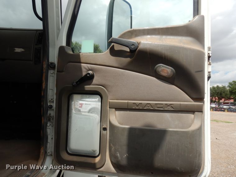 image for item DM6286 2007 Mack CHN613  semi truck