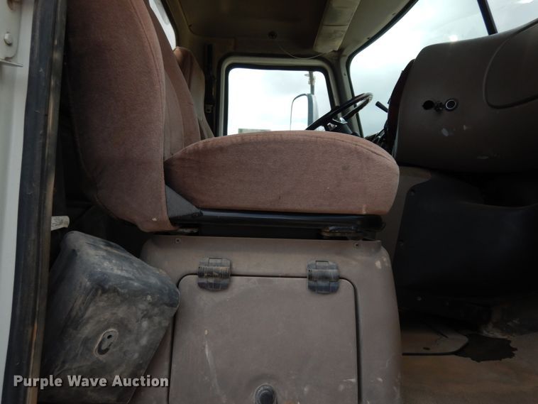 image for item DM6286 2007 Mack CHN613  semi truck