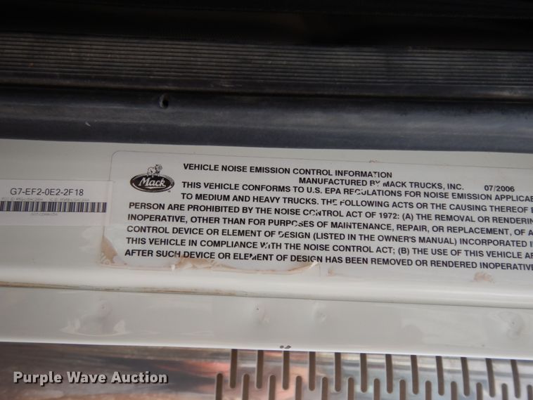 image for item DM6286 2007 Mack CHN613  semi truck