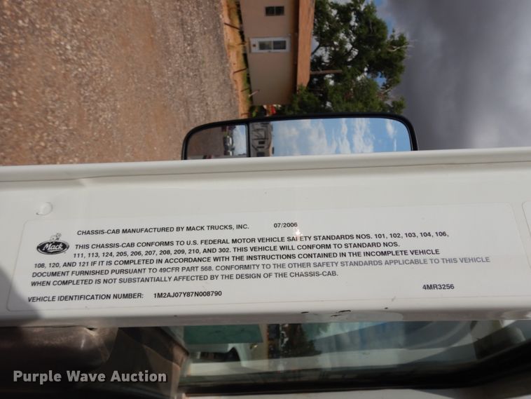 image for item DM6286 2007 Mack CHN613  semi truck