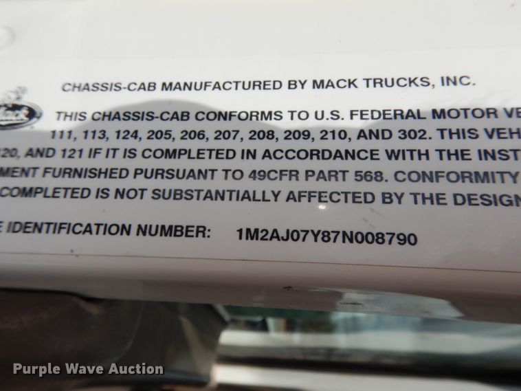 image for item DM6286 2007 Mack CHN613  semi truck