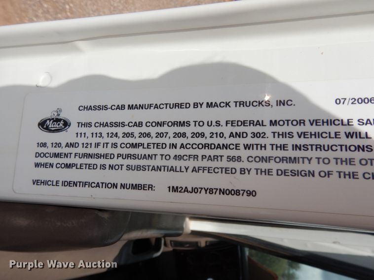 image for item DM6286 2007 Mack CHN613  semi truck