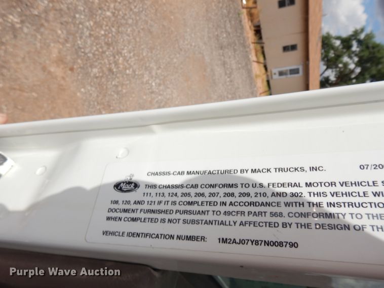 image for item DM6286 2007 Mack CHN613  semi truck