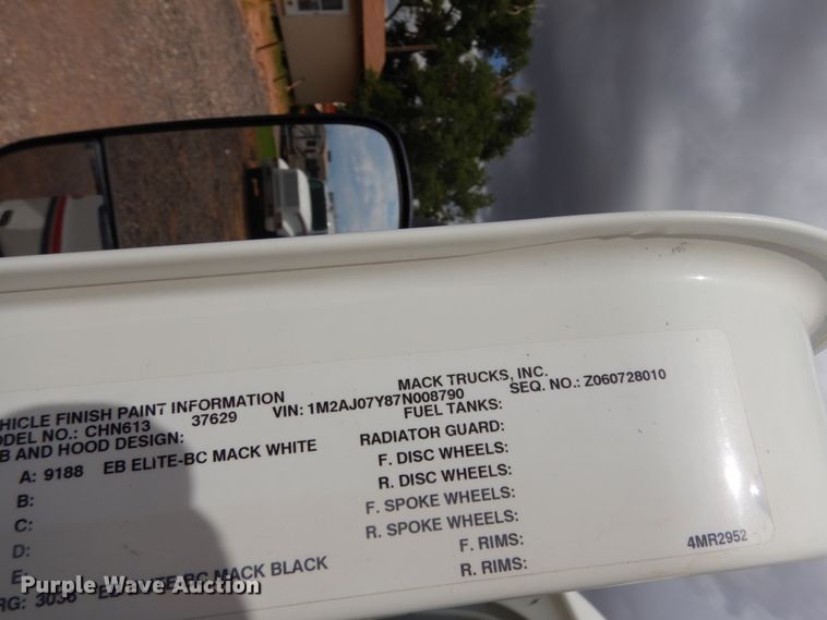 image for item DM6286 2007 Mack CHN613  semi truck