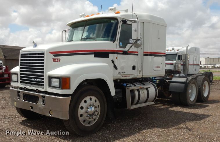 image for item DM6287 2012 Mack CHU613  semi truck