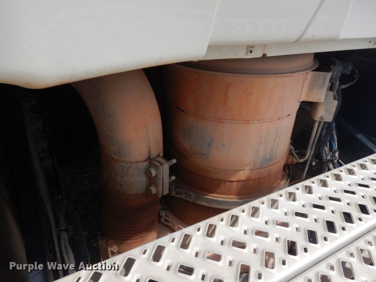 image for item DM6287 2012 Mack CHU613  semi truck