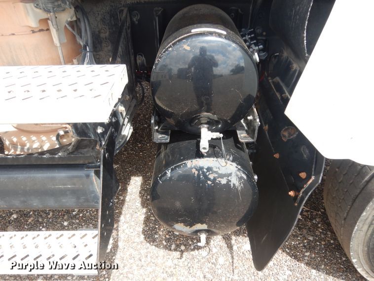 image for item DM6287 2012 Mack CHU613  semi truck