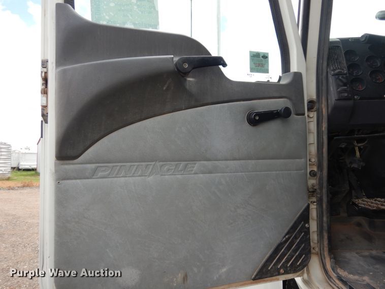 image for item DM6287 2012 Mack CHU613  semi truck