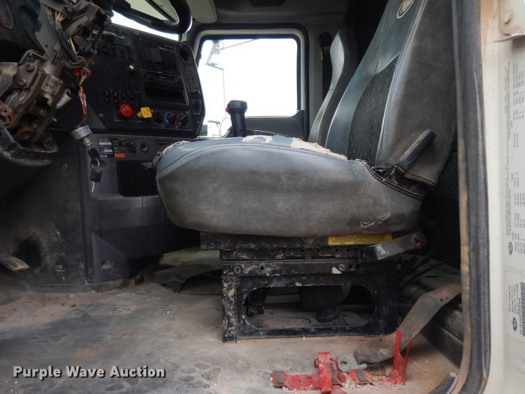 image for item DM6287 2012 Mack CHU613  semi truck